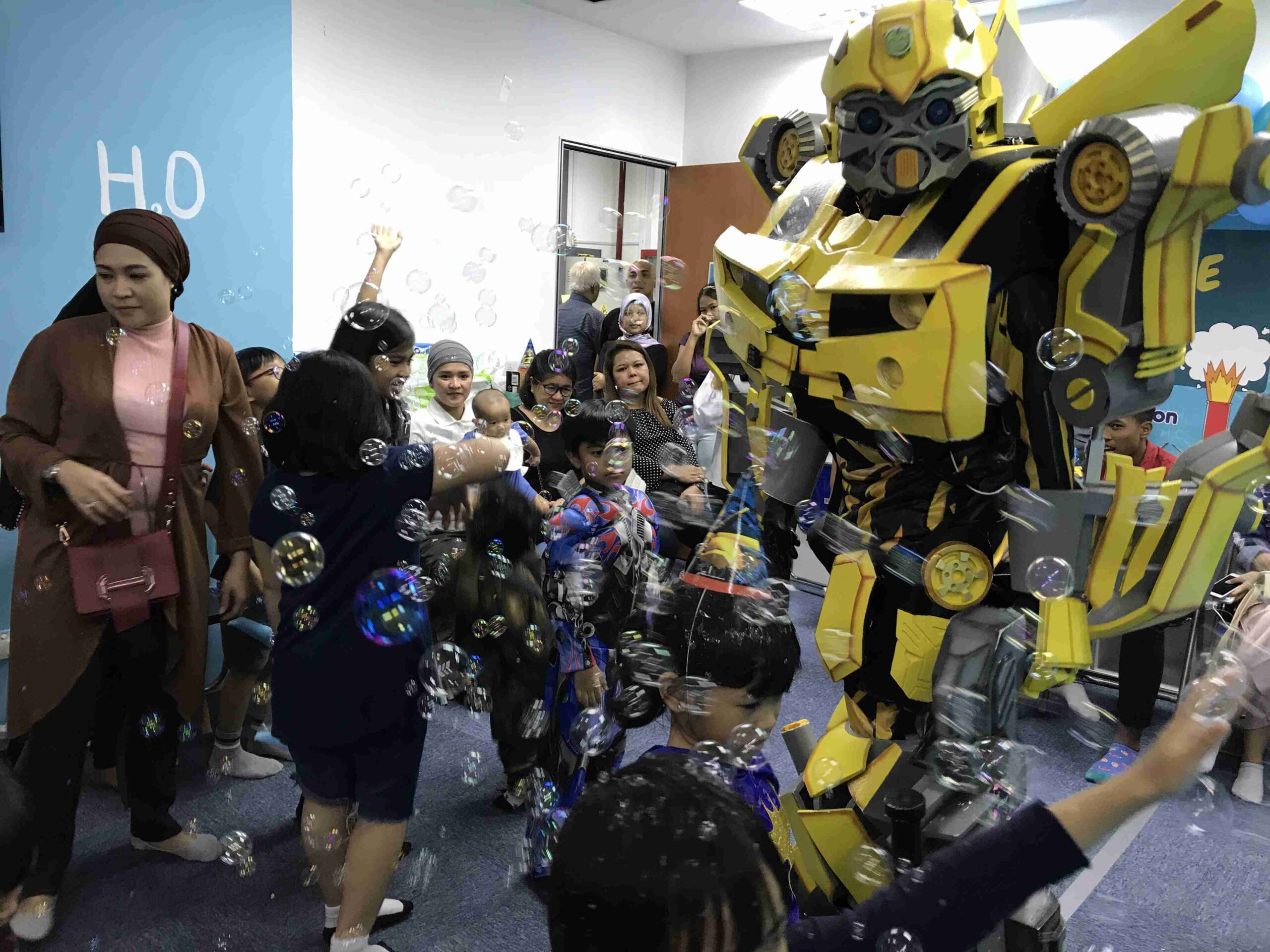 Children at a Newtonshow cartoon birthday party in Hong Kong (2)