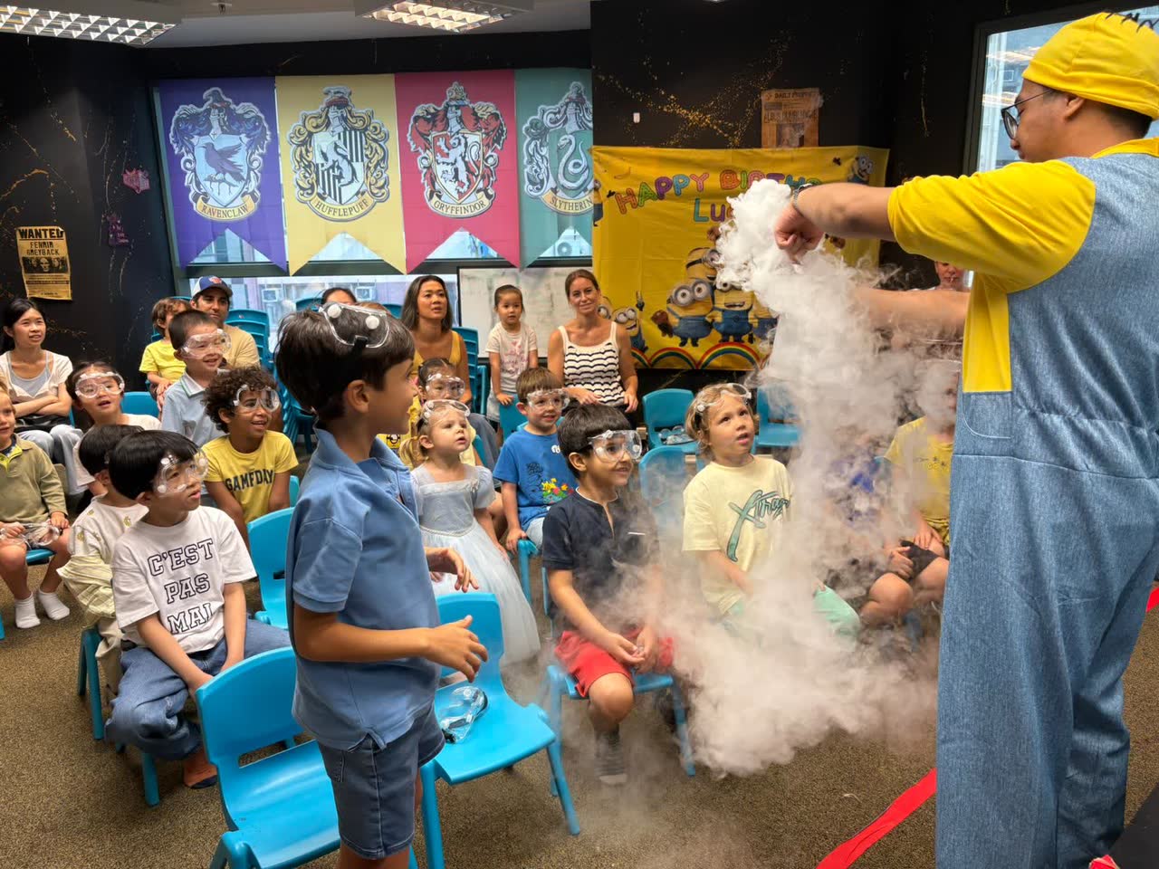 Children taking part in a hands-on experiment with the Newtonshow host at a birthday party