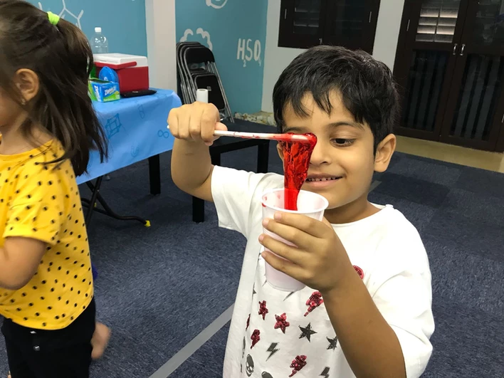 Children at a Newtonshow science birthday party in Hong Kong (1)