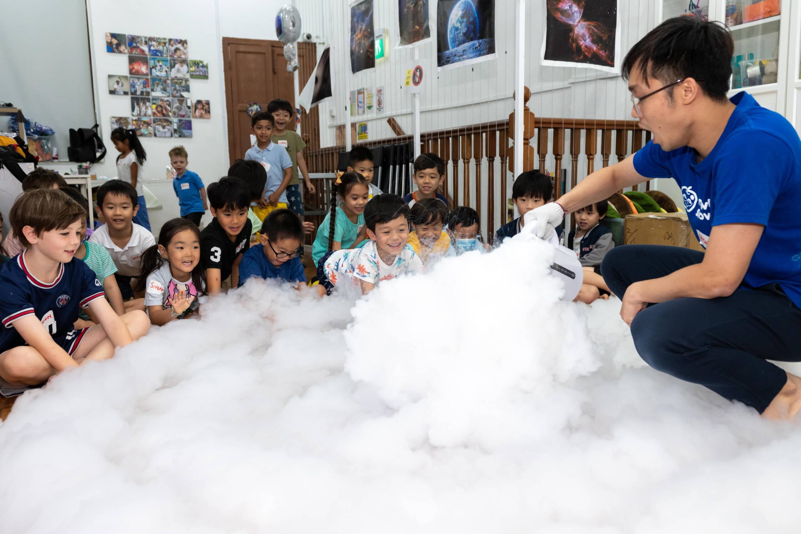 Children at a Newtonshow science birthday party in Hong Kong (2)