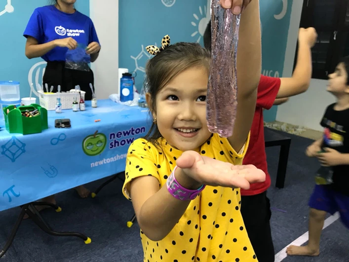 Children at a Newtonshow science birthday party in Hong Kong (4)