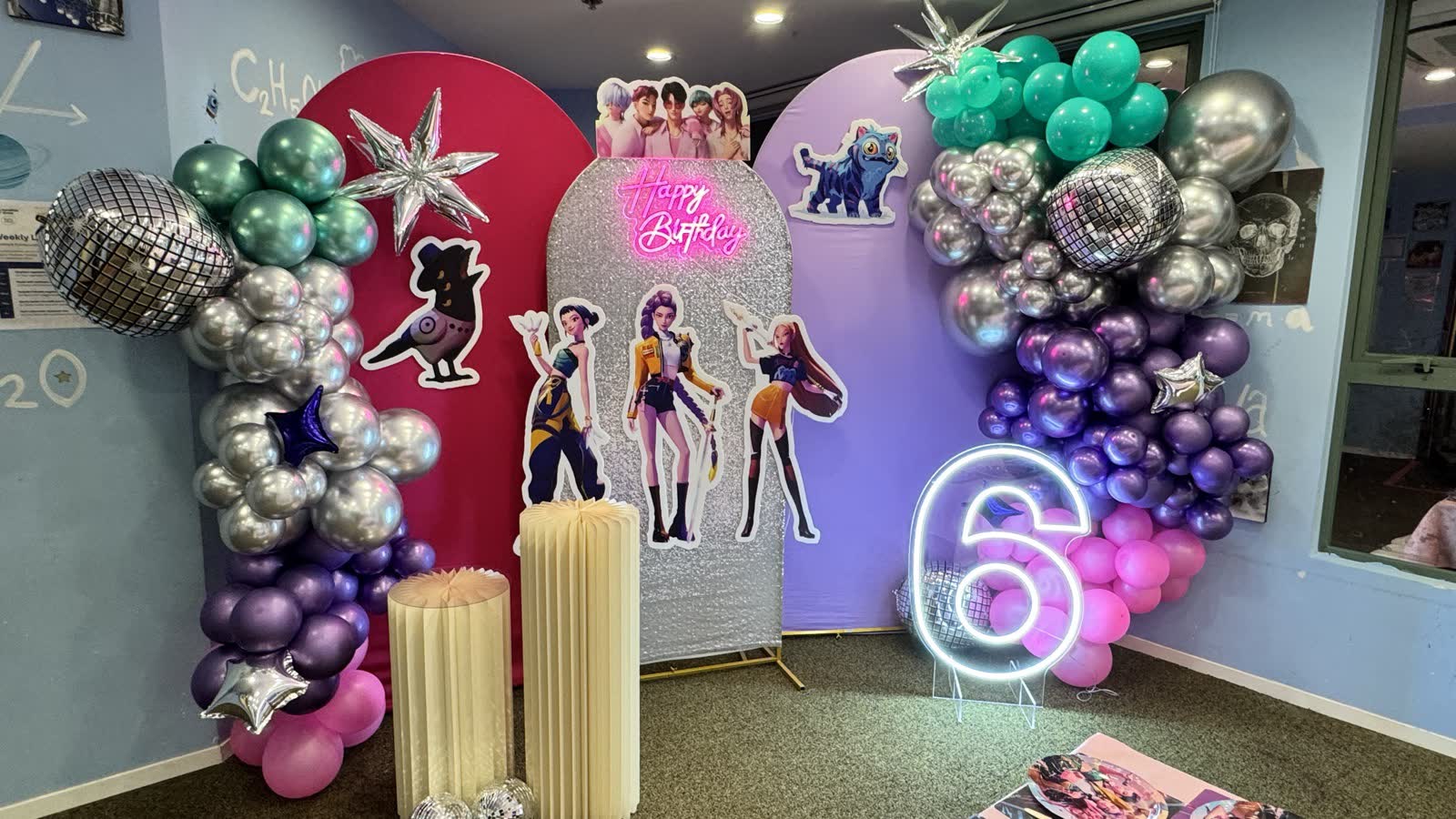 K-POP themed party backdrop with balloons and neon number at Newtonshow