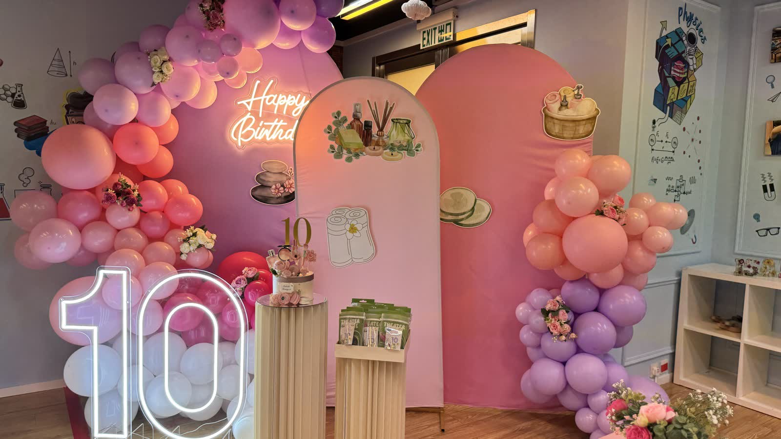 Pastel arch birthday party set-up with balloons at Newtonshow Hong Kong