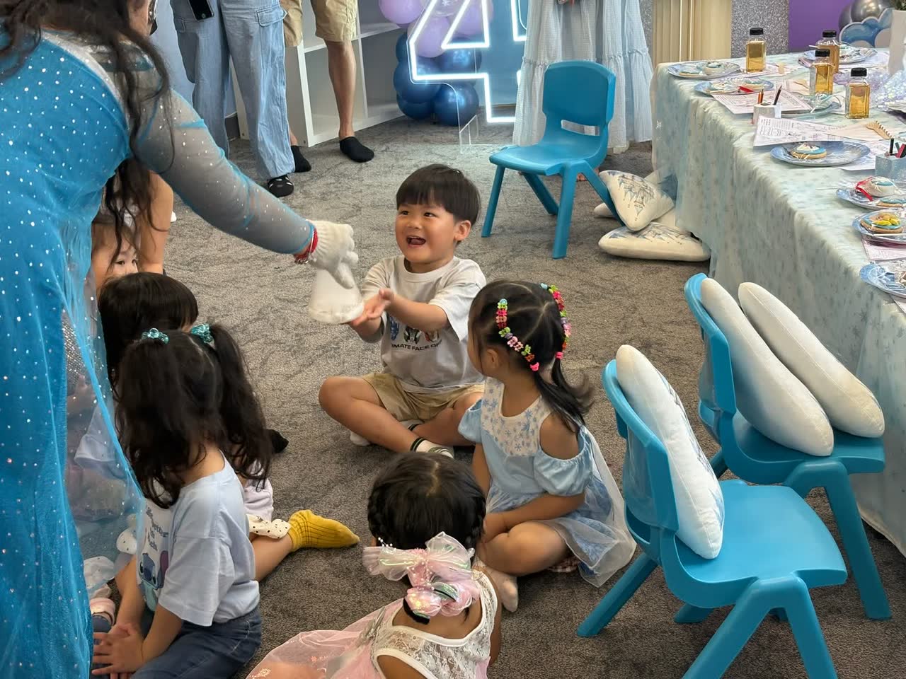 Newtonshow host creating a dry-ice cloud for children at a birthday party in Hong Kong