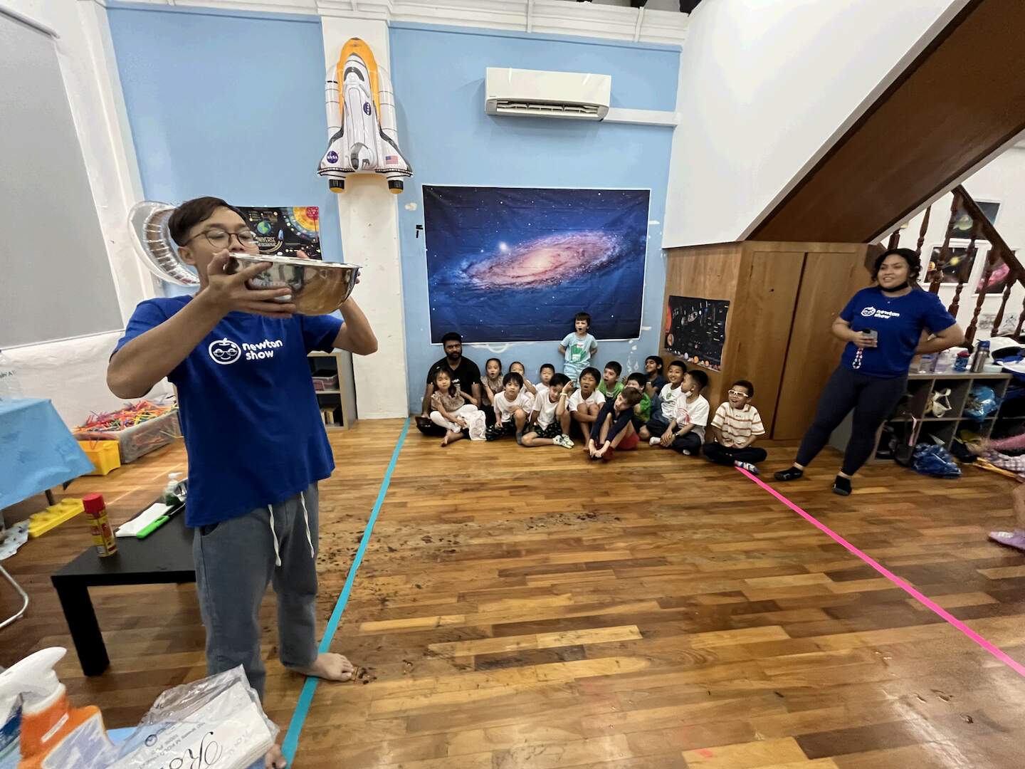 Children at a Newtonshow space birthday party in Hong Kong (1)