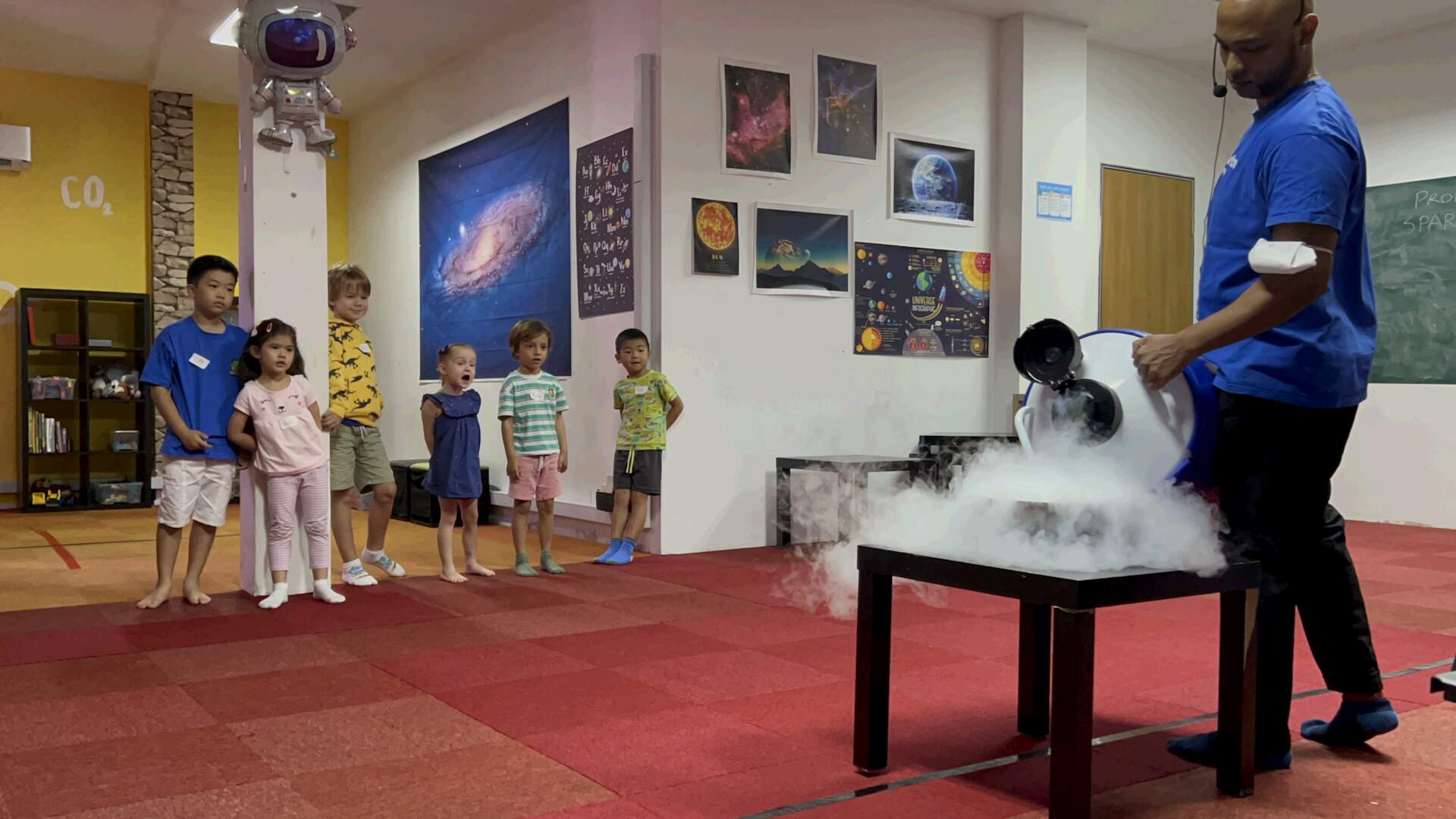 Children at a Newtonshow space birthday party in Hong Kong (4)