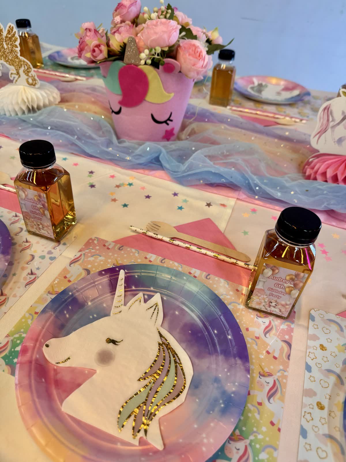 Unicorn party tableware and place setting close-up at a Newtonshow party