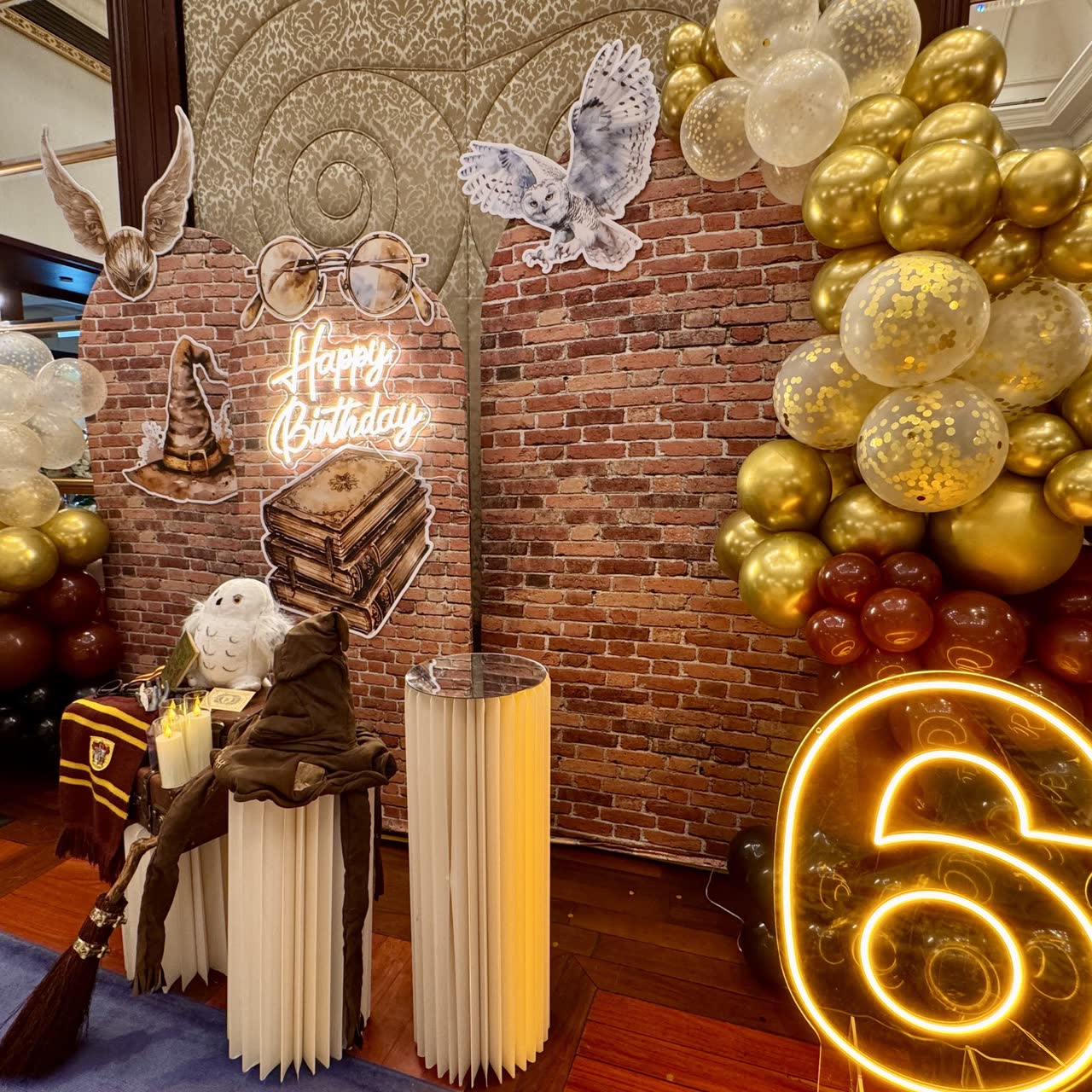 Wizard-themed birthday backdrop with balloons and books at a Newtonshow party in Hong Kong