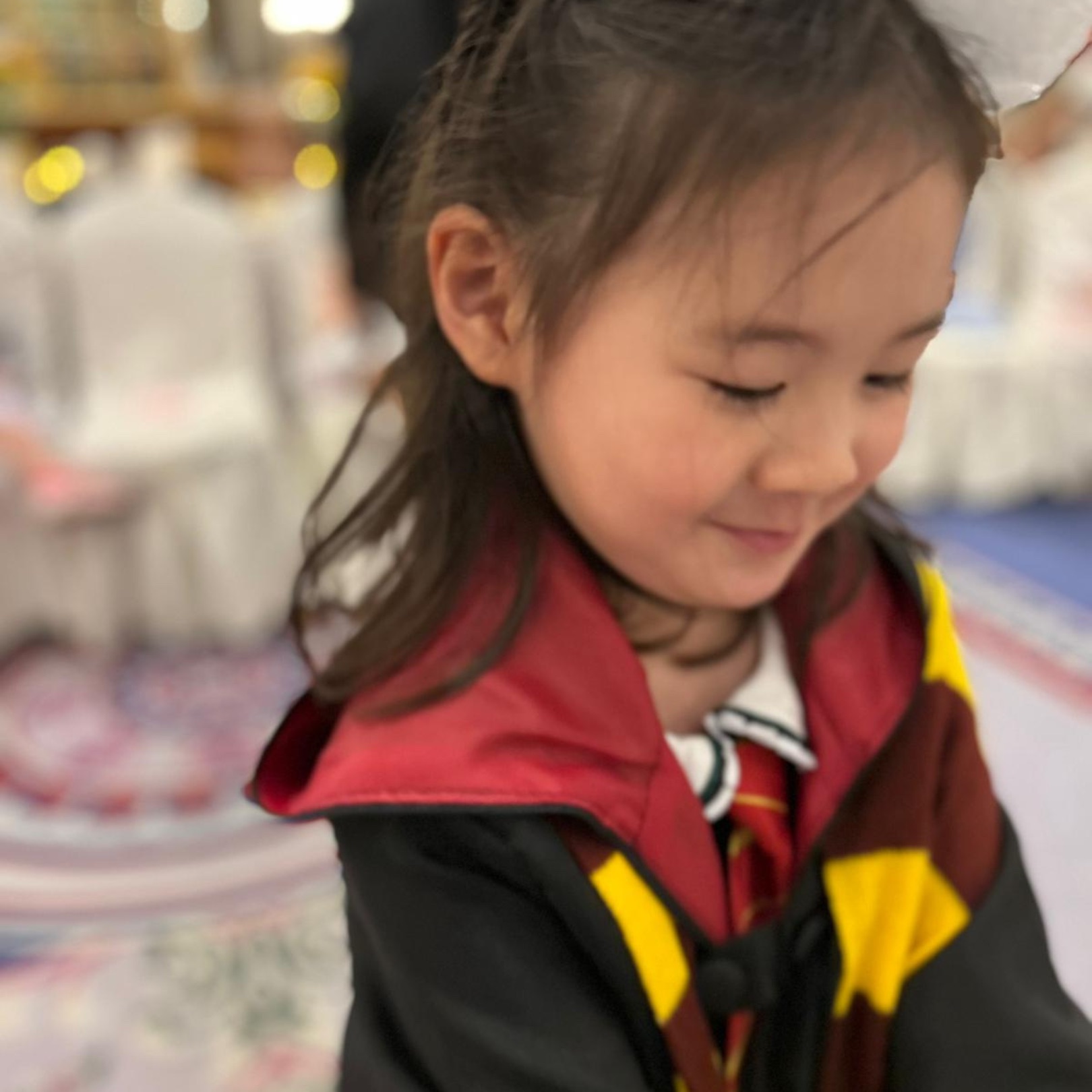 Young guest in a wizard house robe at a Newtonshow birthday party